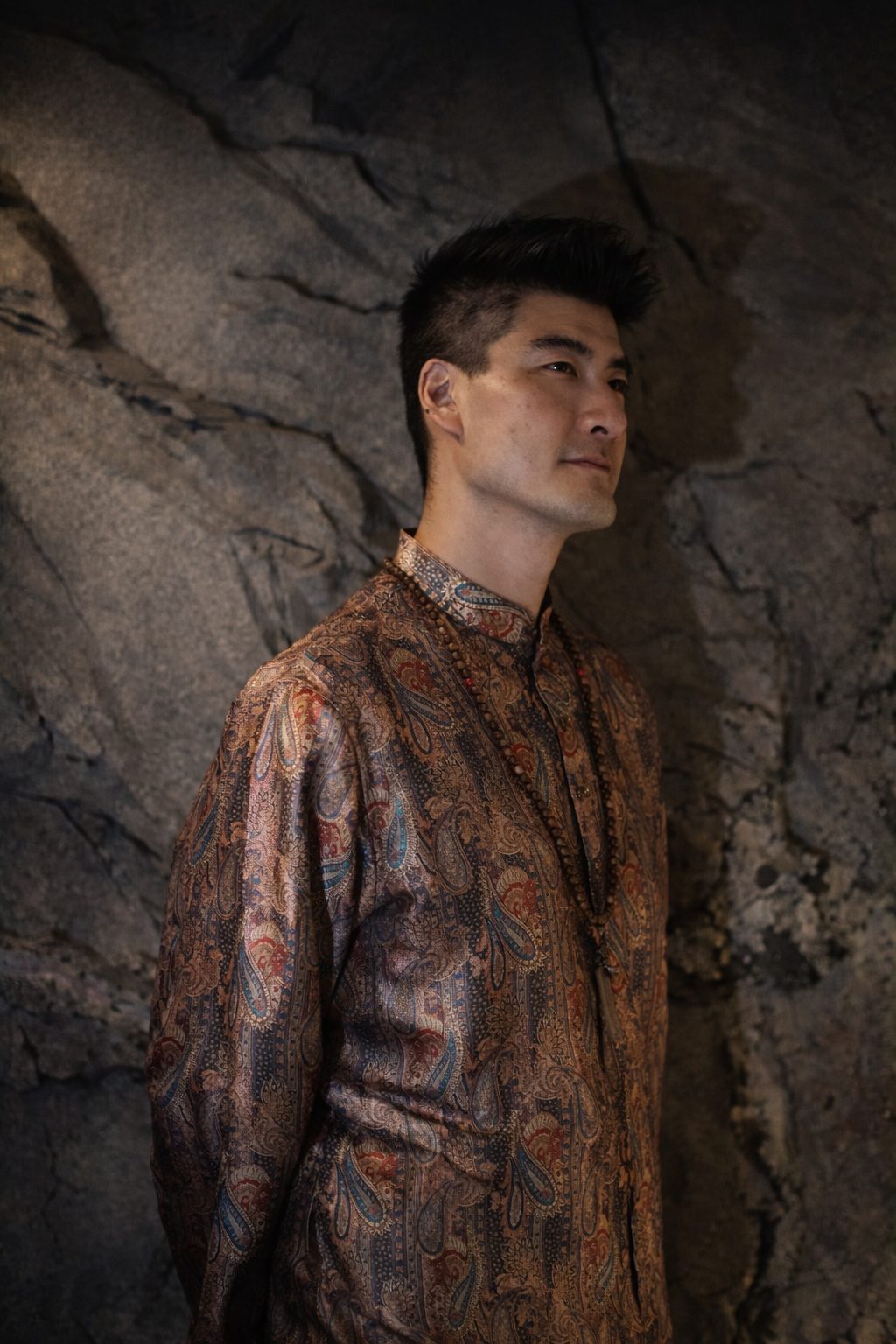 George in a paisley robe, before a reading